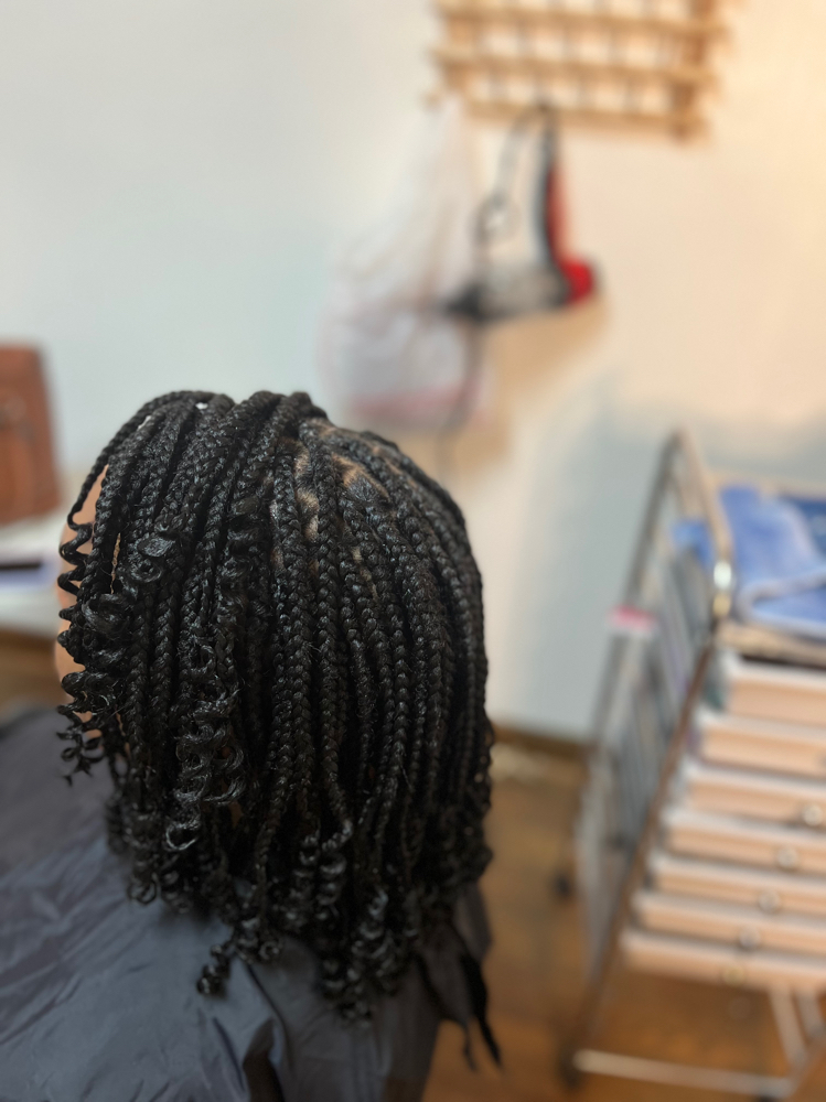 Short Curly Knotless Braids