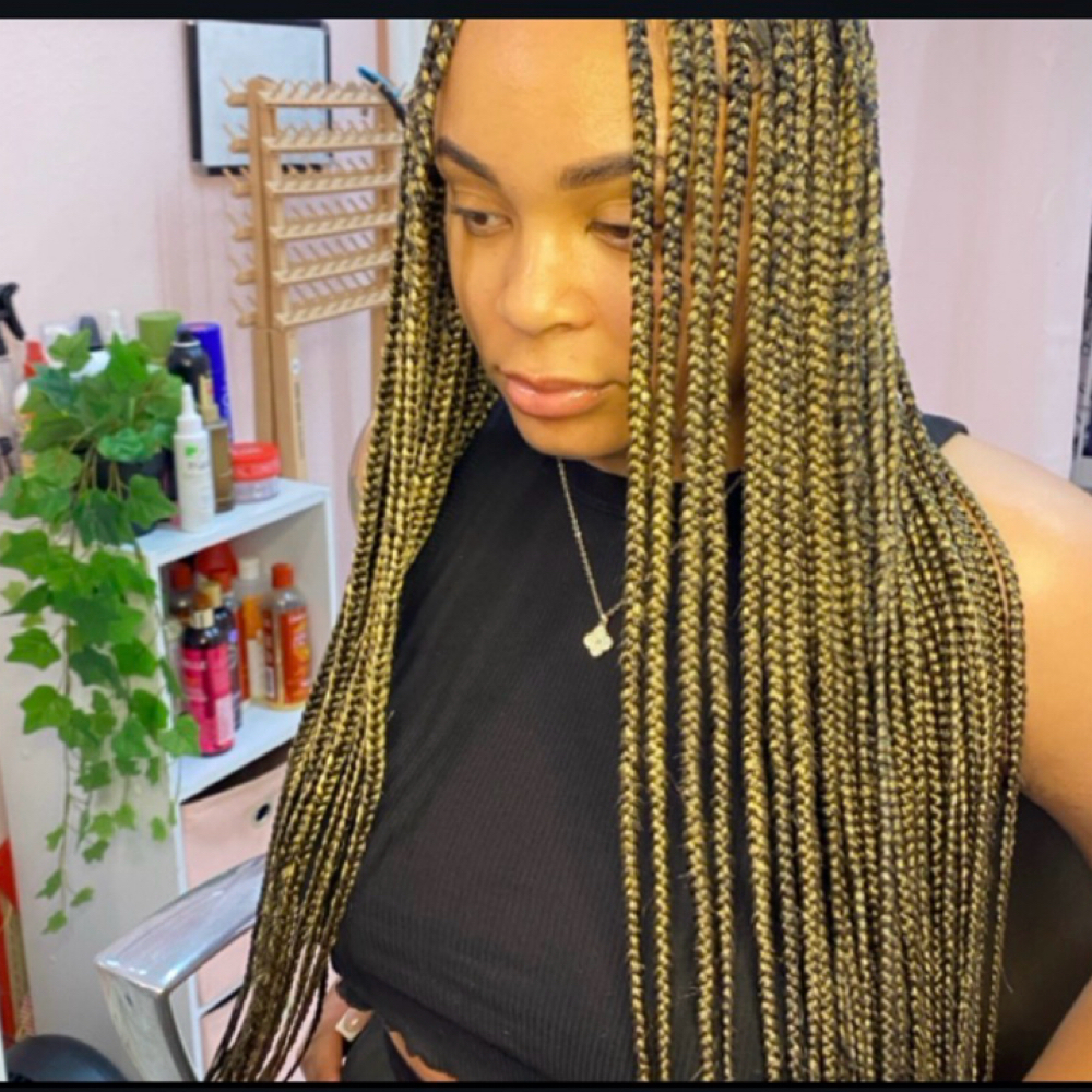 Knotless Braids at Afrokreyol braiding salon in Plantation, FL
