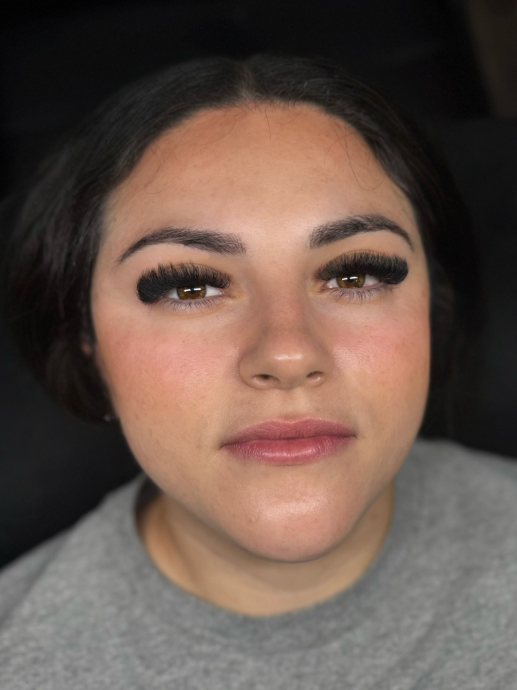 Volume Lash Set/ Set Volumen at Beauty By Lallyy in Springdale, AR