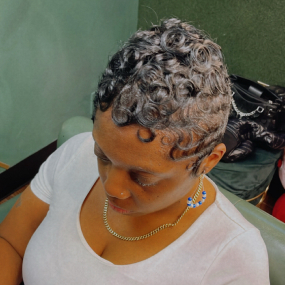 Shampoo And Style On Custom Unit at Sheika Scissorhands in Chester, VA