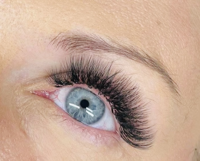 Voluminous Lash Extensions