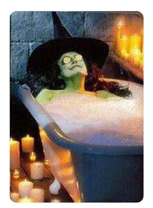 Witchy GLOW MONDAY 🧙