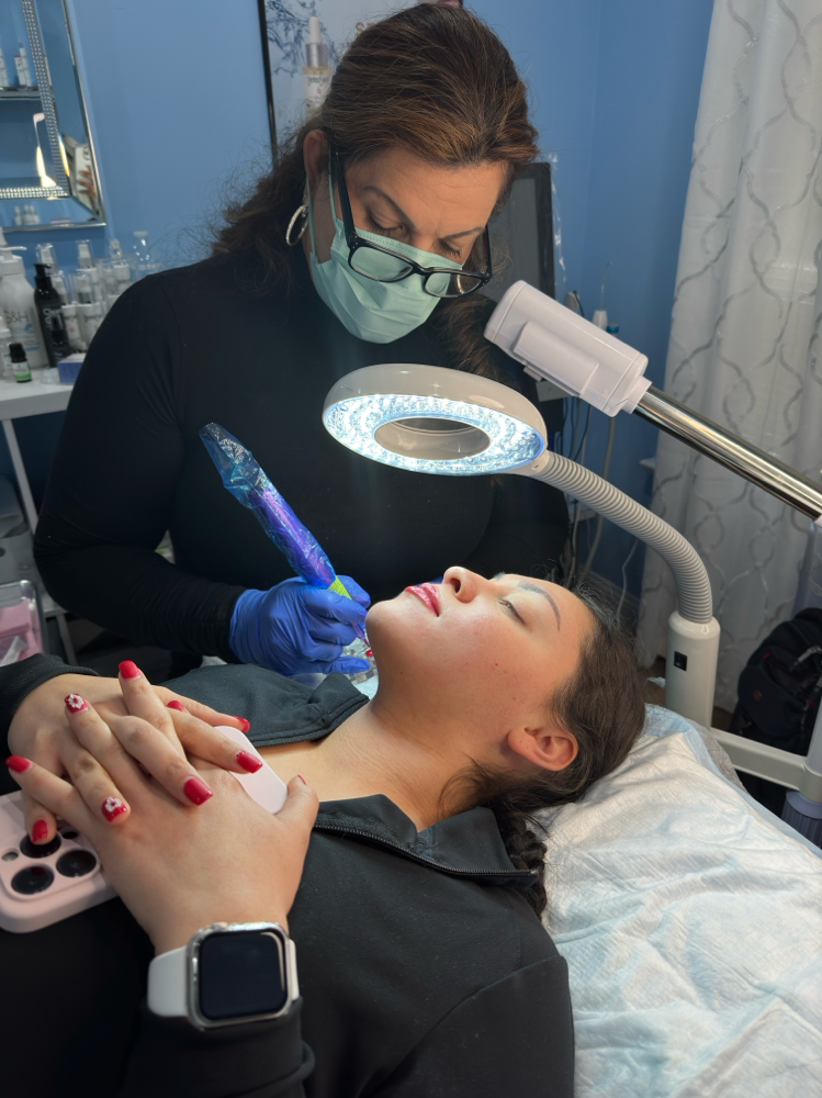 Eyebrow micropigmentation retouchin