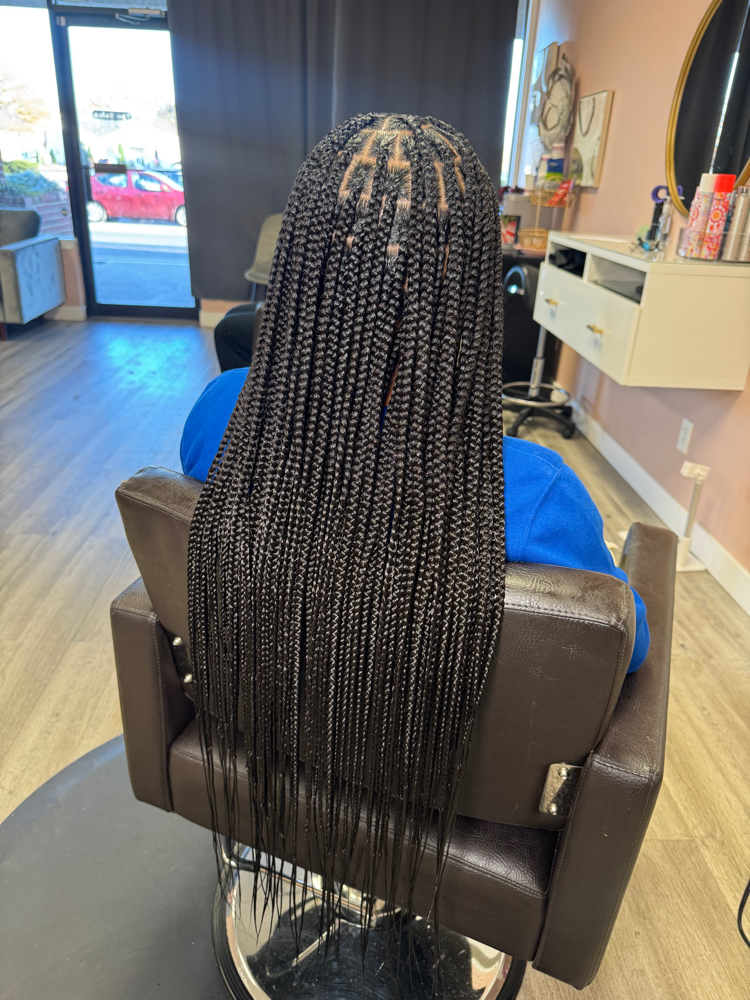 Medium Knotless (Butt length)