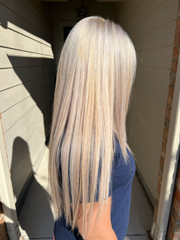 Blonding at Hairchromatic in Texas, TX
