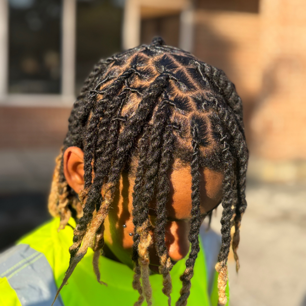 Royal Loc Retwist at KshareeKrowns in murfreesboro, TN