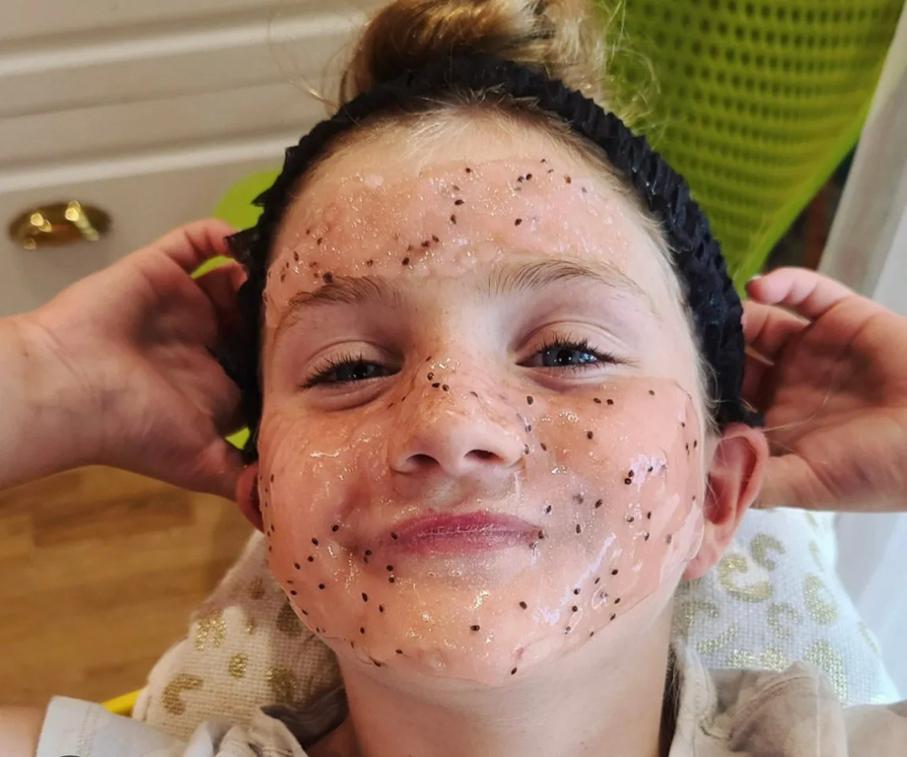 Teen Pampering with Hydrogelly Mask