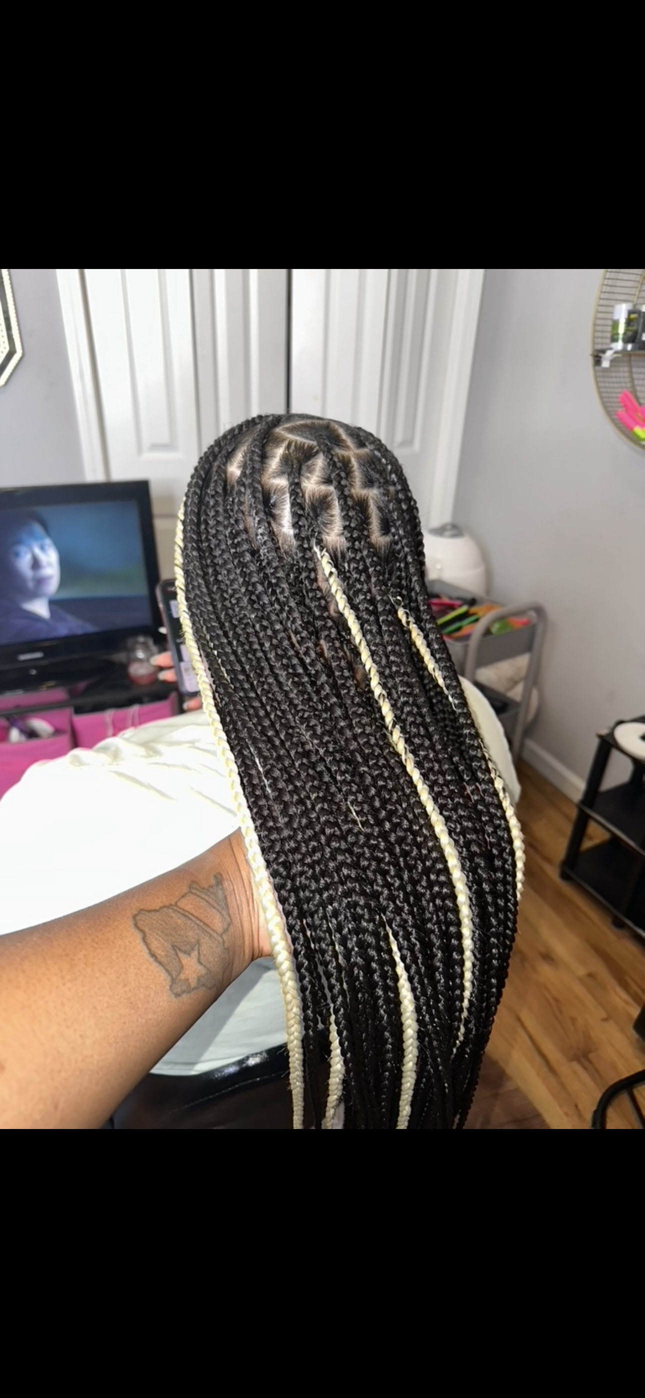 Medium - Knotless - Hair included