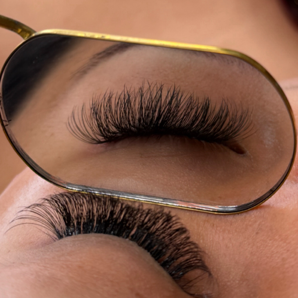 Refill Hybrid Lash Extention at QUEEN BEAUTY in Great Falls, VA