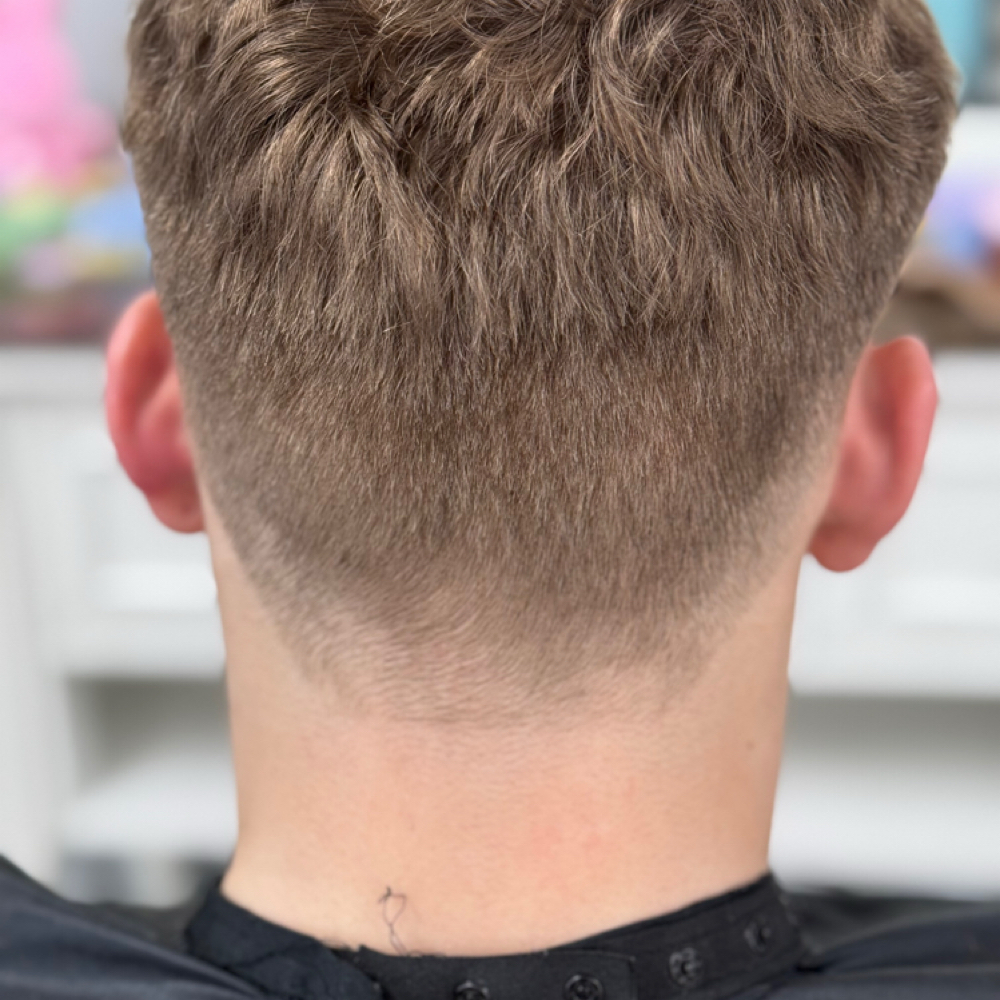 Mens Haircut at 932 Beauty Bar in Albia, IA