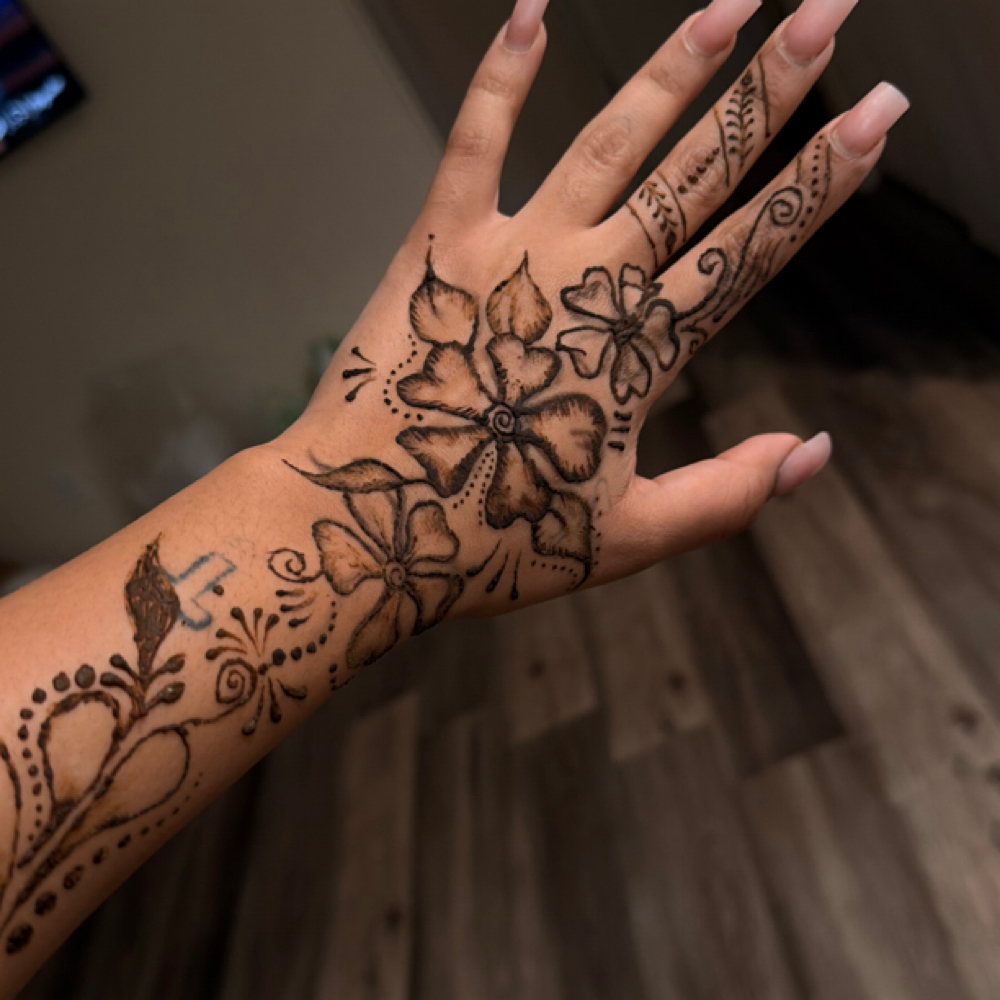 Henna Tattoo👩🏽🎨 at MiyahTheTech in Schererville, IN