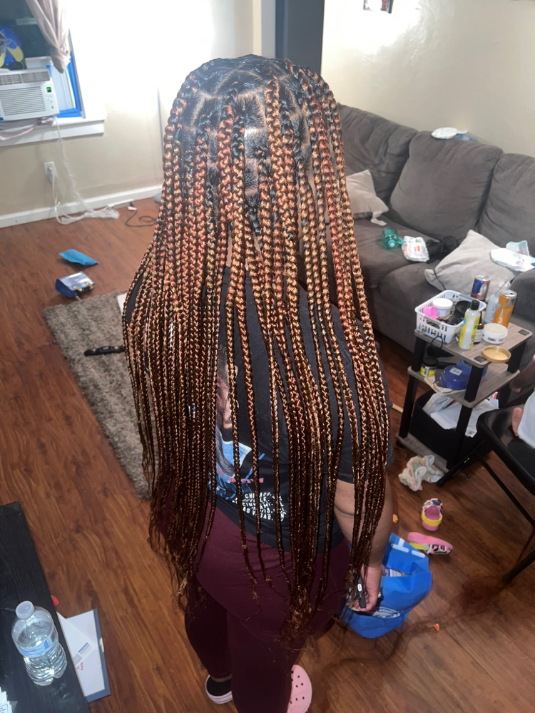 Medium Knotless (Thigh Length)