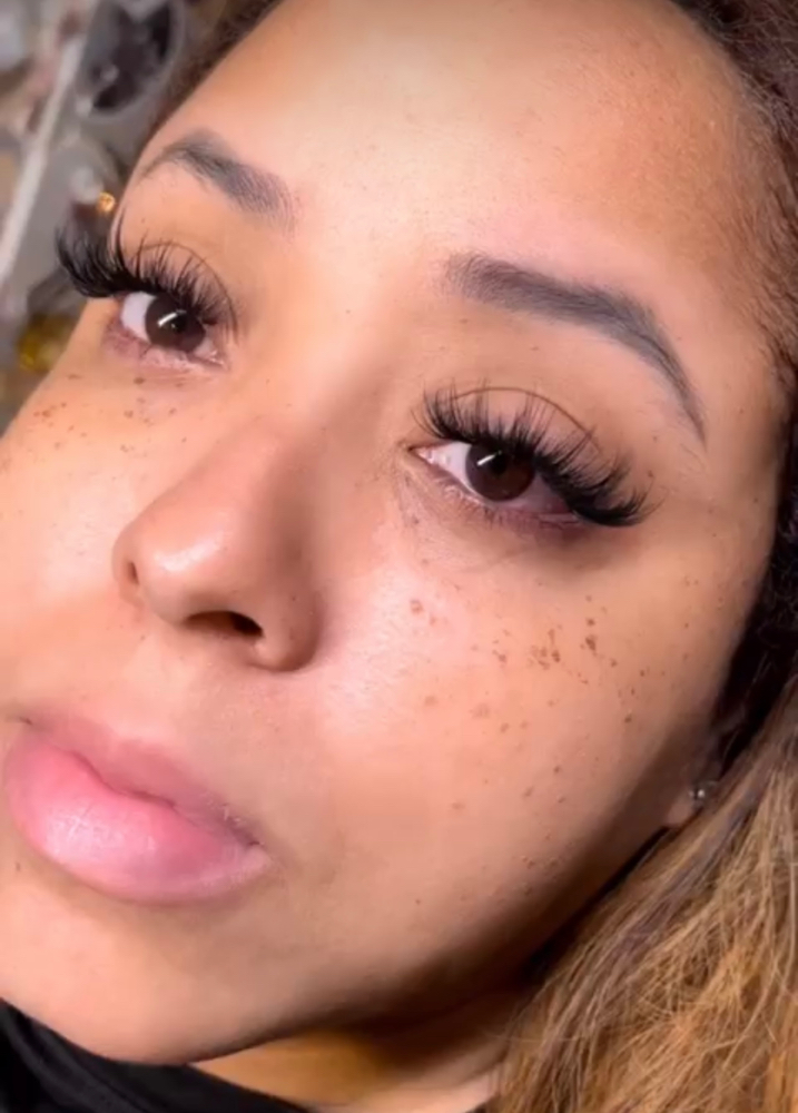 The Signiture Strip Lash Look