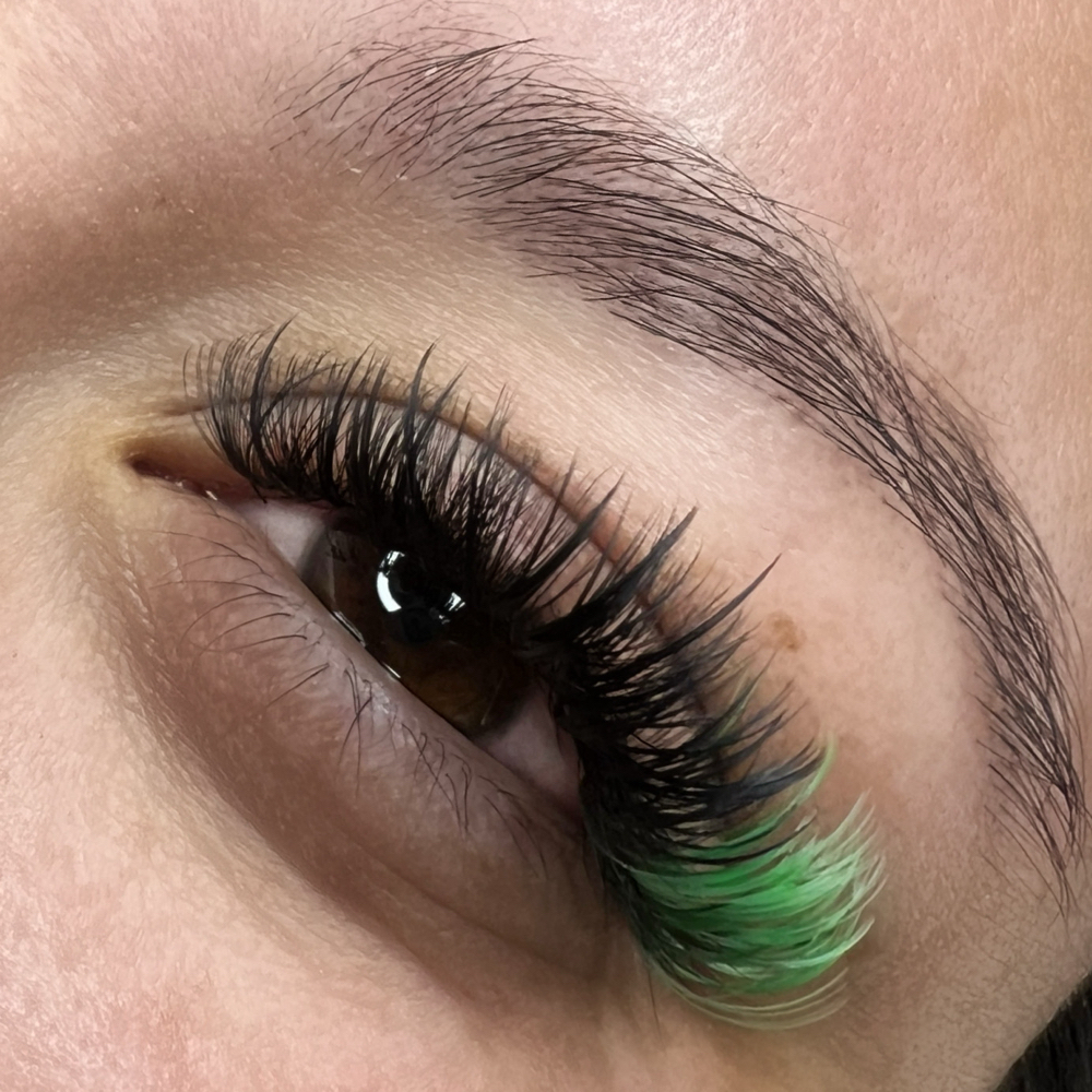 Add Spikes Or Color To Lashes