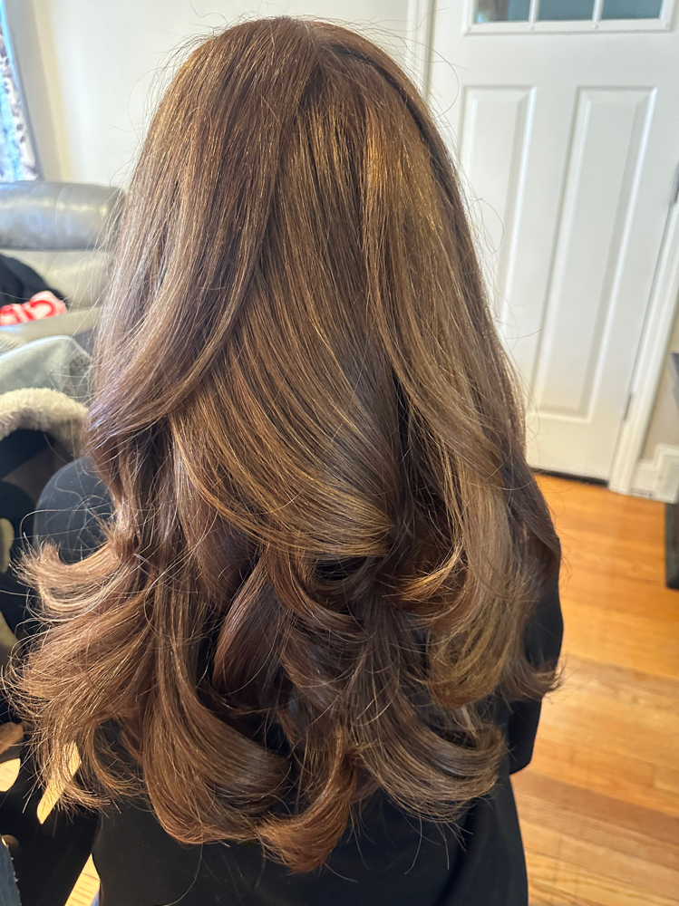 Round Brush Blowout (Long Hair)