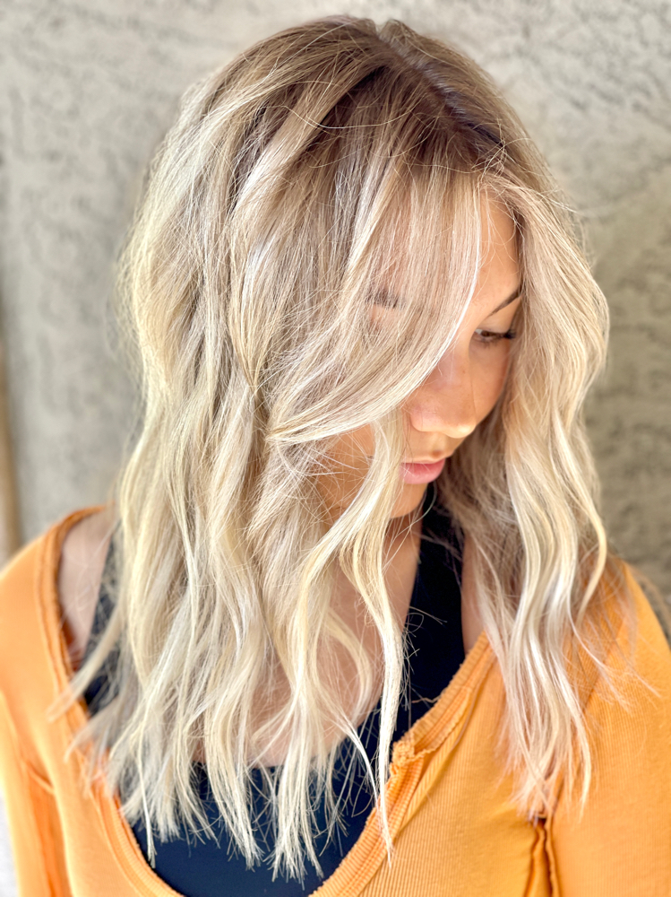💎 The Blonde Bombshell