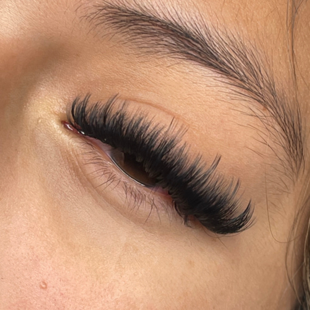 Wispy Set at ♥︎ 𝐃𝐋𝐁 in Cedar Hill, TN