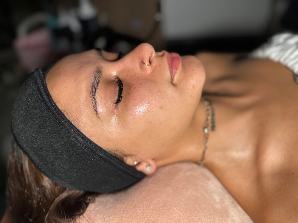 SIGNATURE GLOW FACIAL