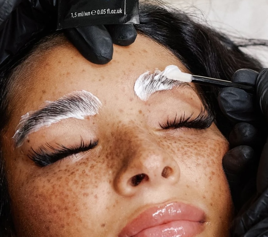 THE BROW LIFT (Brow Lamination)
