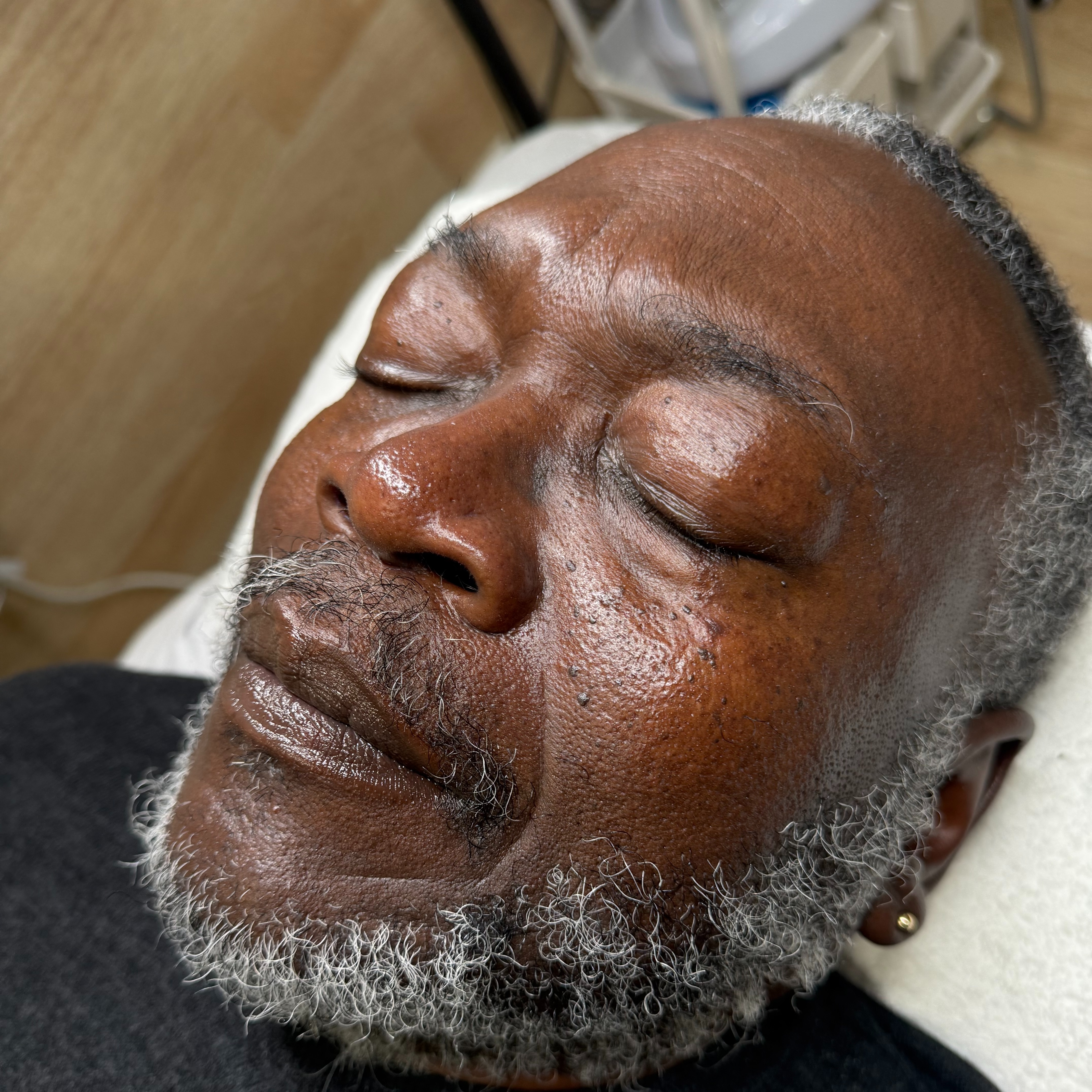 Gentlemen's Facial at Velnaira in Lakewood, CA