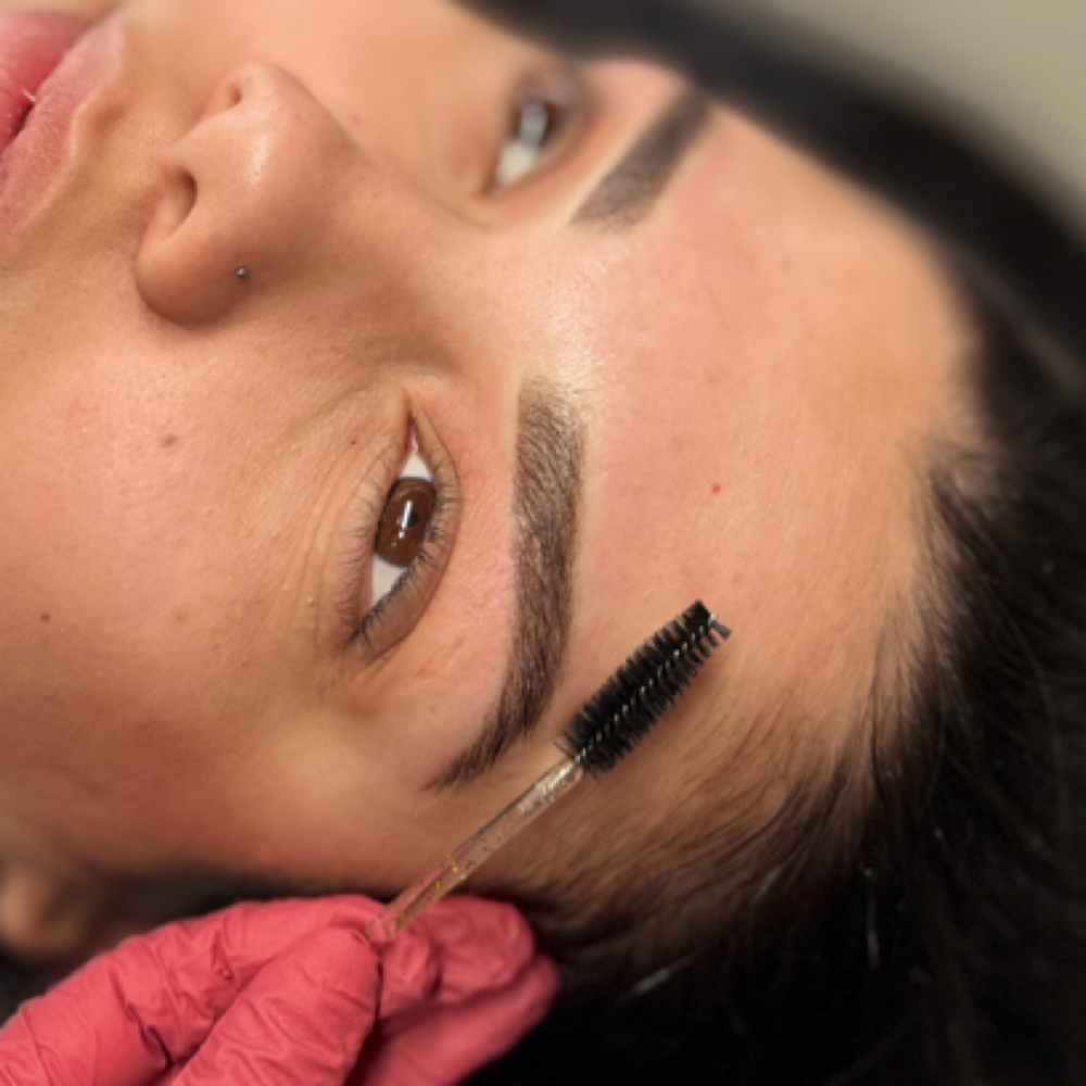 Diffuse Brows And Korean Lash Lift at BROWS AND BEAUTY LOUNGE in Brooklyn, NY