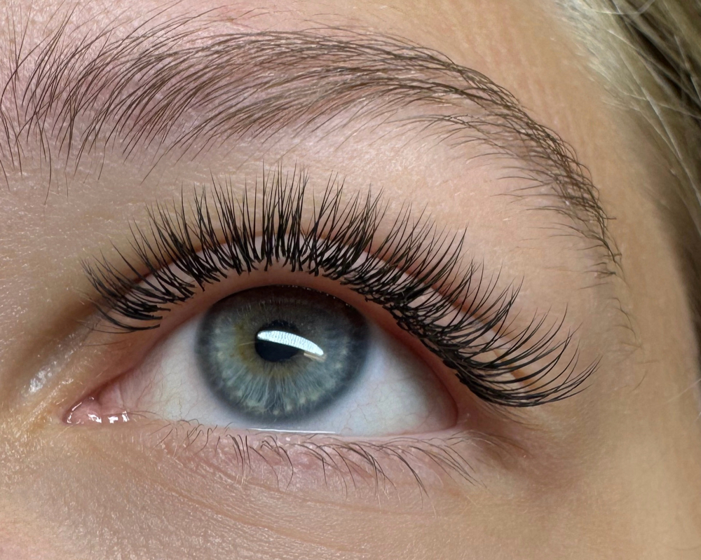 Classic Lash Extensions. Full Set