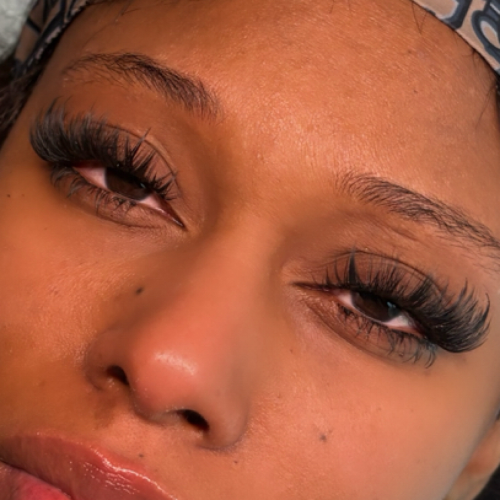 Lash Cluster Wispy Volume Set at Evolmani Aesthetics in Chicago, IL