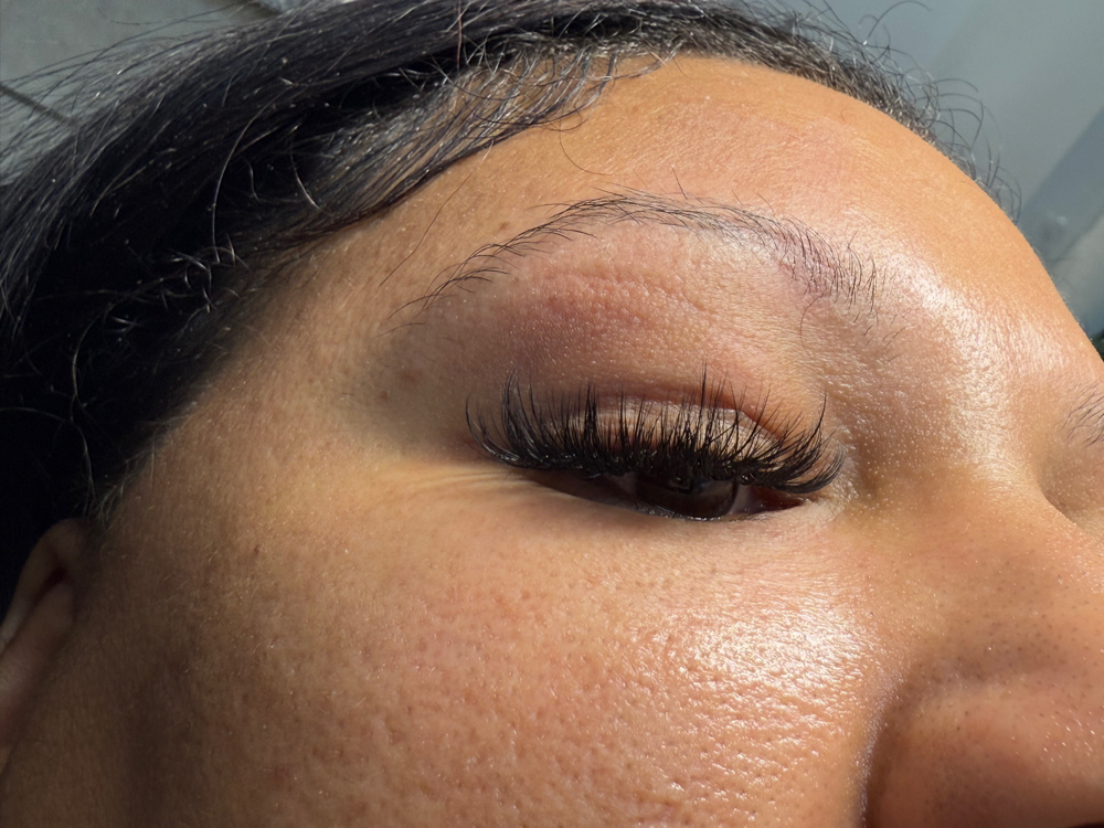 Custom Hybrid Eyelash Extensions