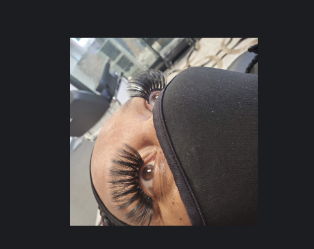 Stripes Eyelashes Put On