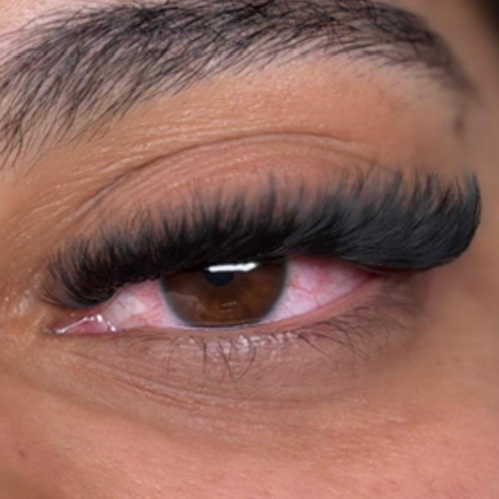 MEGA VOLUMEN at Sashy Beauty Studio in Carolina, PR