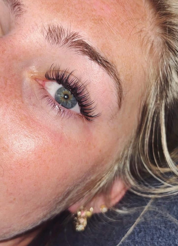 Hybrid Lashes at Beauty is payne in Rockford, IL