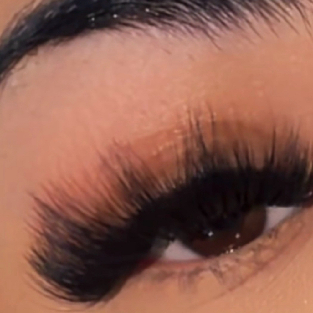 Hybrid Lash Cluster Set at Enrichment Lashes Kiosk in Highland, IN
