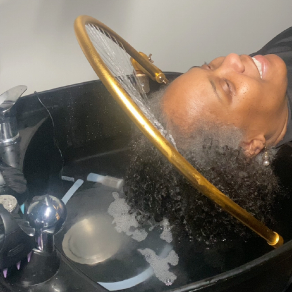 1 Hr Headspa + Blowout at Divine Kinks and Kurls in Cincinnati, OH