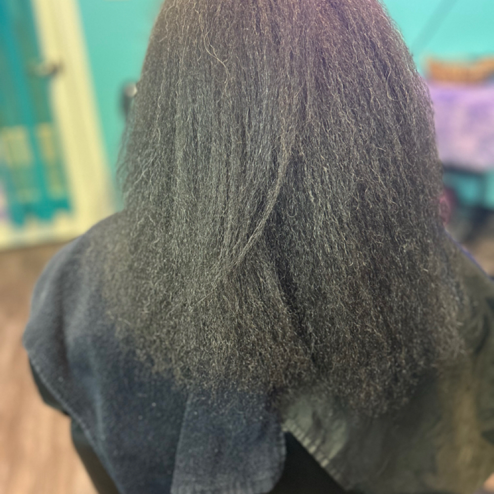 Shampoo and Blow dry at Thahairtherapist in Houston, TX