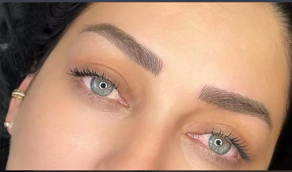 Microblading eyebrows