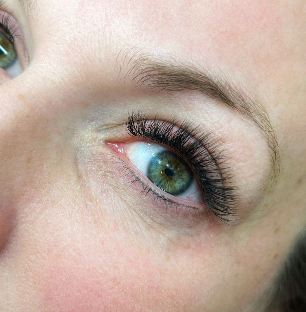 Full Set Of Eyelash Extensions