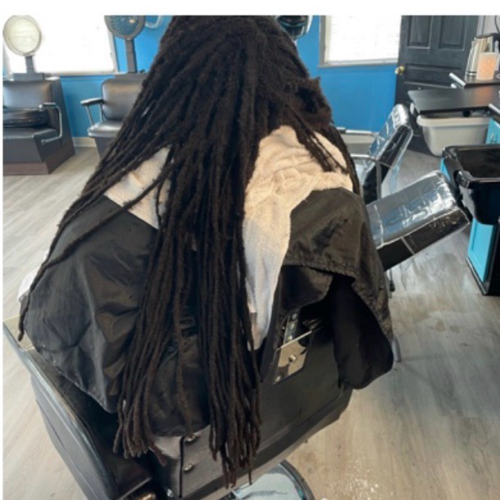 Loc Retwist Butt Length at Trap Headdz in Middletown, OH