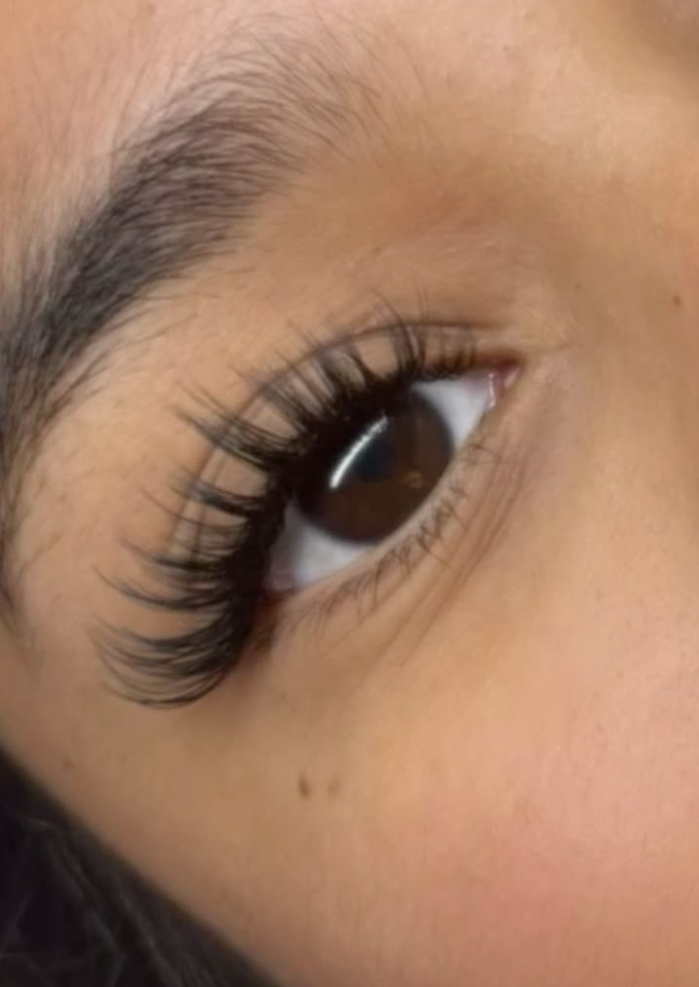 Hybrid Wispy Lash Extension Fullset at Leannirisbeauty in Midlothian, TX
