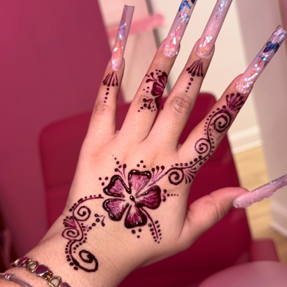 Henna at Janeli’s Nailz in Streamwood, IL