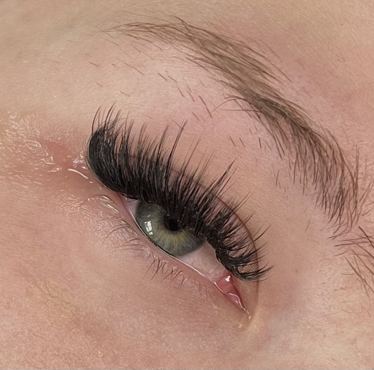 VOLUME LASH EXTENSIONS