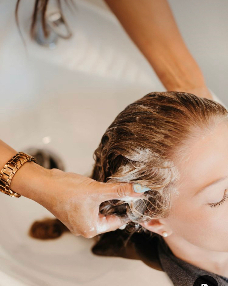 Shampoo & Style ( Short Hair)