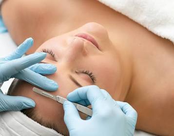 Dermaplaning facial