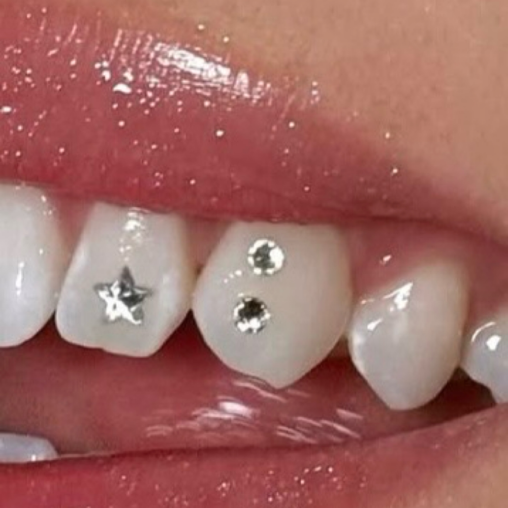 Simple Single Tooth Gem at De Colores Beauty Bar in Chicago, IL