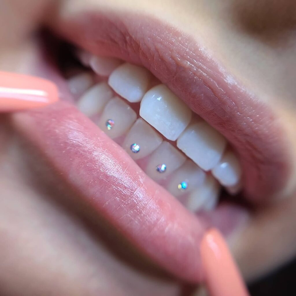 4 Swarovski Gems at Av.nue Bar AV Lashes in Peoria, AZ