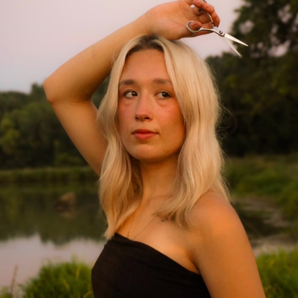 Full-highlight at A touch of tess;) in parkhills, MO