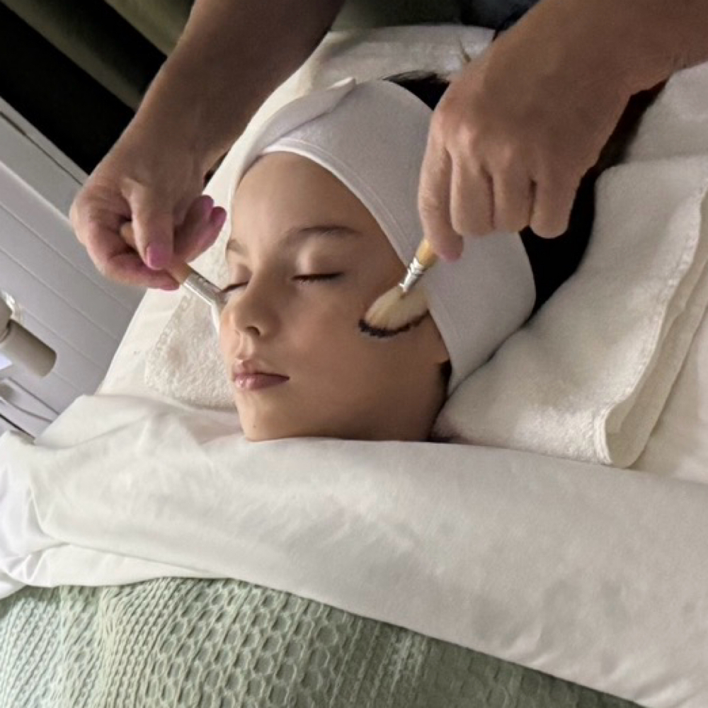 Kids Mini Glow Facial at Hola Bella! Beauty Bar in Commerce City, CO