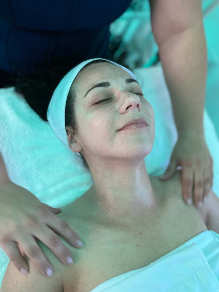 Relaxing Facial Using Naturopathica