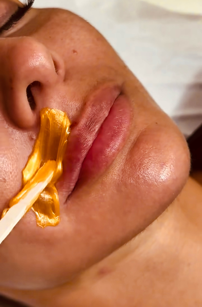 LIP WAX  (UPPER/LOWER)