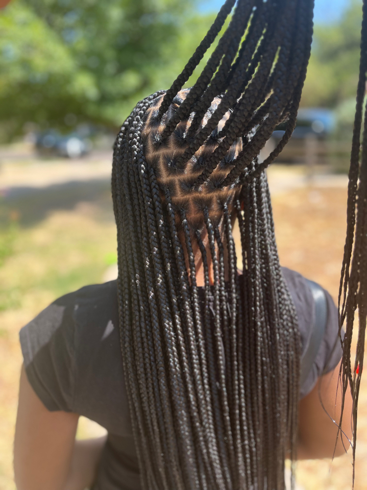 Boxbraids/knotless-Smedium EXTENDED at Monaye’s in Lubbock, TX