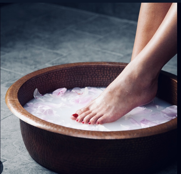 Sig. Pedicure w/Lead Nail Tech